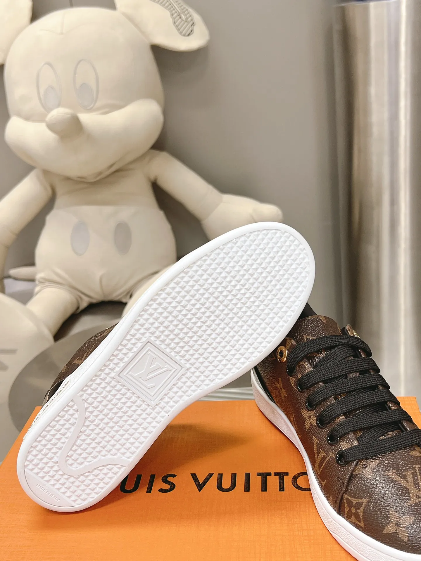 👟👟Ex-factory price 700👟👟 𝙇𝙑 𝟐𝟎𝟐3/𝐒𝐒 𝐧𝐞𝐰 𝐓𝐢𝐦𝐞 𝐨𝐮𝐭# New thick-soled white shoes This collection is so eye-catching, a must-have fashion item! The bright and jumping letter logo design is full of energy, sweet and salty. Continuing the previous heightening version, it is as easy to wear as ever, a sincere work! ! The upper is made of imported silk cowhide, with a delicate texture comparable to the factory price! Lining/foot pads are made of cowhide, durable and wear-resistant. The original molded T👟👟factory price u outsole, the details are consistent with the original. Please distinguish it from cheap products on the market Size: 35-44